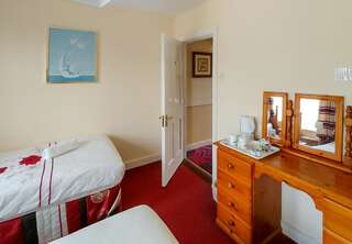 Гостевой дом Strandhill Lodge, Hostel & Surf Слайго Двухместный номер с 2 отдельными кроватями и общей ванной комнатой-7