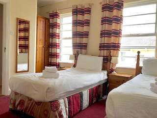 Гостевой дом Strandhill Lodge, Hostel & Surf Слайго Двухместный номер с 2 отдельными кроватями и общей ванной комнатой-8