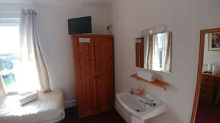 Гостевой дом Strandhill Lodge, Hostel & Surf Слайго Двухместный номер с 2 отдельными кроватями и общей ванной комнатой-20