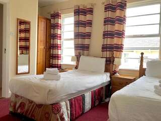 Гостевой дом Strandhill Lodge, Hostel & Surf Слайго Двухместный номер с 2 отдельными кроватями и общей ванной комнатой-21