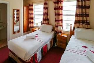Гостевой дом Strandhill Lodge, Hostel & Surf Слайго Двухместный номер с 2 отдельными кроватями и общей ванной комнатой-28