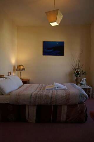Гостевой дом Strandhill Lodge, Hostel & Surf Слайго Двухместный номер с 1 кроватью и общей ванной комнатой-1